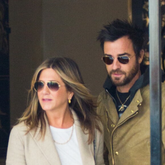 Jennifer Aniston et Justin Theroux se sont rendus au magasin Chanel avant de déjeuner au Ritz à Paris, le 12 avril 2017.