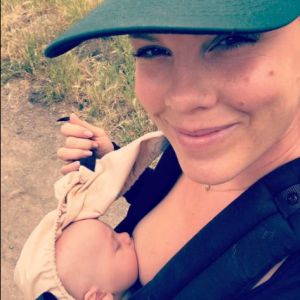 Pink allaite son petit Jameson. Instagram, le 12 avril 2017 à Los Angeles