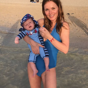 Geri Halliwell pose avec son fils âgé de trois mois. Avril 2017.