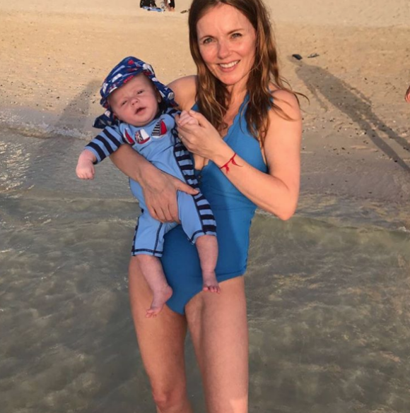 Geri Halliwell pose avec son fils âgé de trois mois. Avril 2017.