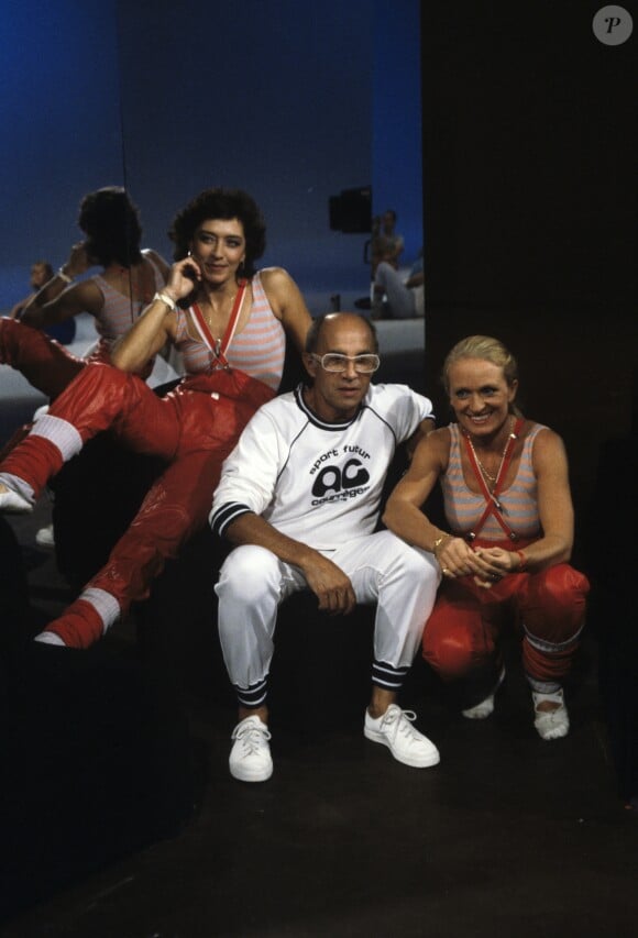 Plateau de l'émission Gym Tonic, Davina Delor, André Courrèges et Véronique de Villèle le 6 octobre 1983.