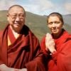Davina Delor pose avec le Dalai Lama. Photo diffusée dans Mille eet une Vies sur France 2 le 13 avril 2017