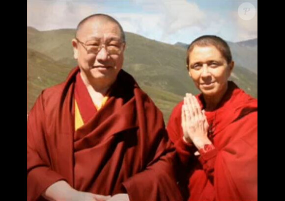 Davina Delor pose avec le Dalai Lama. Photo diffusée dans Mille eet une Vies sur France 2 le 13 avril 2017