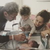 Jeff Goldblum, son épouse Emilie Livingston et leur fils Charlie après la naissance du dernier membre de la famille, le petit River, en avril 2017.
