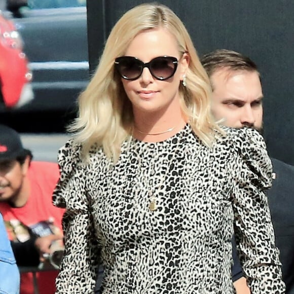 Charlize Theron arrive sur le plateau du "Jimmy Kimmel Live !" à Los Angeles, le 13 avril 2017.