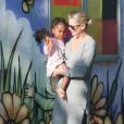 Charlize Theron avec ses enfants Jackson et August dans les rues de Los Angeles, le 11 avril 2017