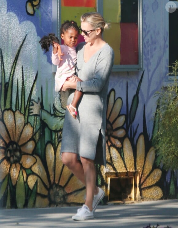 Charlize Theron avec ses enfants Jackson et August dans les rues de Los Angeles, le 11 avril 2017