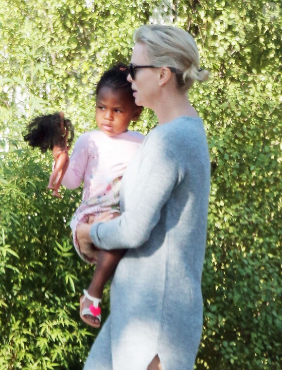 Charlize Theron avec ses enfants Jackson et August dans les rues de Los Angeles, le 11 avril 2017