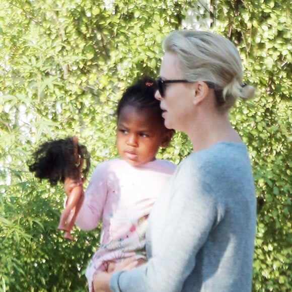 Charlize Theron avec ses enfants Jackson et August dans les rues de Los Angeles, le 11 avril 2017