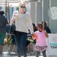 Charlize Theron se balade avec son fils Jackson dans les rues de West Hollywood le 10 avril 2017
