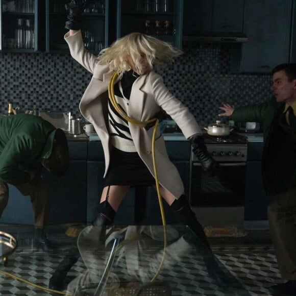 Charlize Theron en pleine scène d'action dans le film "Atomic Blonde", en salles le 16 août 2017