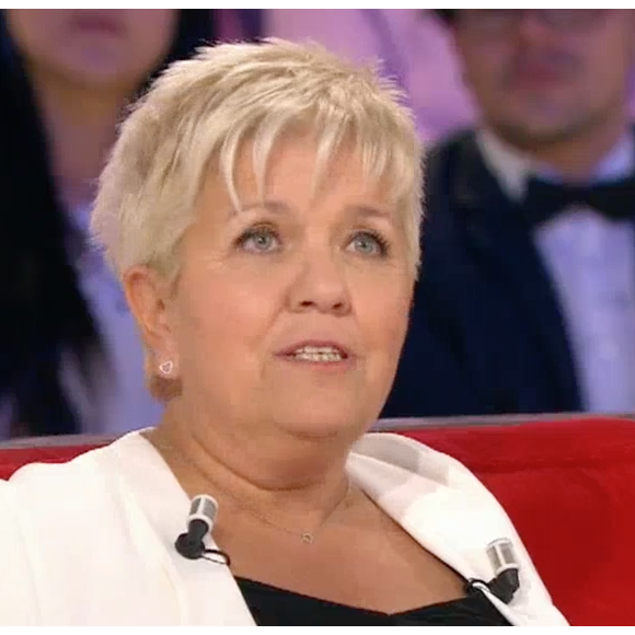 Mimie Mathy sur le plateau de "Vivement dimanche prochain", sur France 2, le 16 avril 2017.