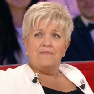 Mimie Mathy sur le plateau de "Vivement dimanche prochain", sur France 2, le 16 avril 2017.