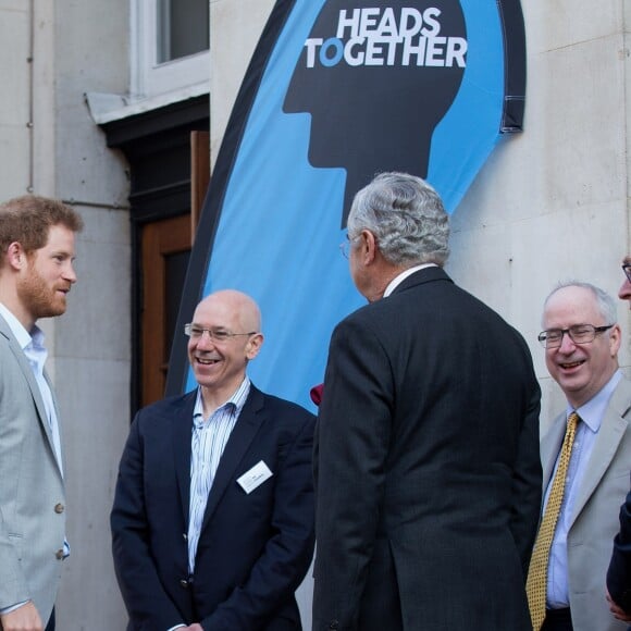 Le prince Harry participe à la journée caritative de ''Heads Together'' au siège du Virgin Money à Newcastle, le 21 février 2017.