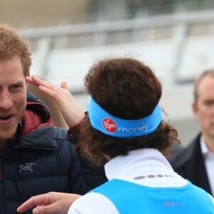 Le prince Harry participe à la journée caritative de ''Heads Together'' au siège du Virgin Money à Newcastle, le 21 février 2017.