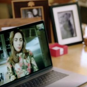 Le prince William et Lady Gaga ont eu une conversation via FaceTime diffusée le 18 avril 2017 dans le cadre de l'opération #oktosay pour la campagne Heads Together en faveur de la santé mentale.