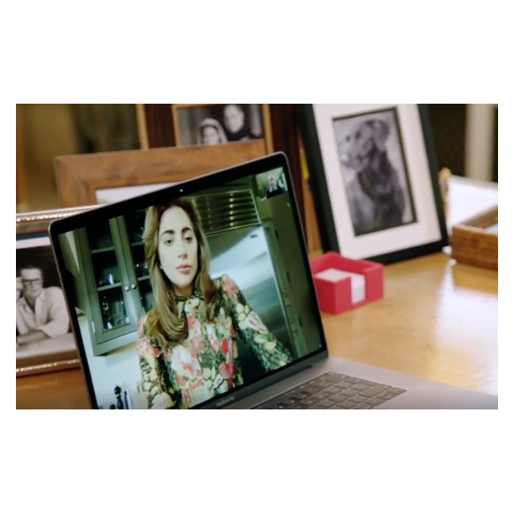 Le prince William et Lady Gaga ont eu une conversation via FaceTime diffusée le 18 avril 2017 dans le cadre de l'opération #oktosay pour la campagne Heads Together en faveur de la santé mentale.