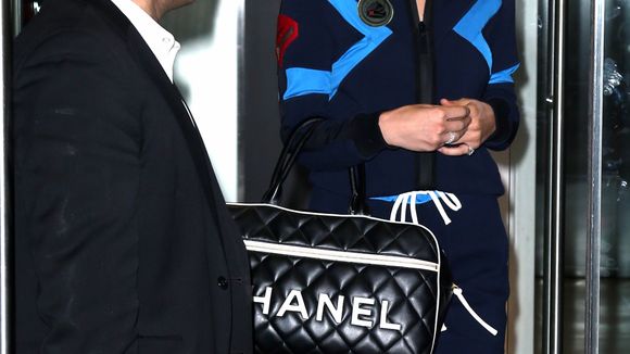 Bella Hadid : La bombe fait du saut en parachute à Dubaï !