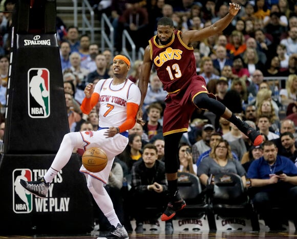 Carmelo Anthony et Tristan Thompson lors du match New York Knicks - Cleveland Cavaliers. Cleveland, le 23 février 2017.