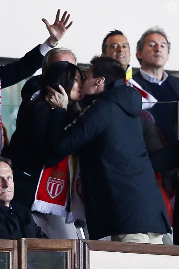 Louis Ducruet et sa compagne Marie s'embrassent lors de la victoire de l'AS Monaco contre le Borussia Dortmund (3-1) au stade Louis-II de Monaco le 19 avril 2017, synonyme de qualification pour les demi-finales de la Ligue des Champions. © Olivier Huitel/Pool/Bestimage