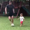 André-Pierre Gignac joue au foot avec son fils Eden, un an et demi, dans le jardin de sa maison au Mexique, en avril 2017. Image issue d'une vidéo Instagram.