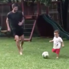 André-Pierre Gignac joue au foot avec son fils Eden, un an et demi, dans le jardin de sa maison au Mexique, en avril 2017. Image issue d'une vidéo Instagram.