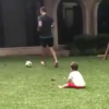 André-Pierre Gignac joue au foot avec son fils Eden, un an et demi, dans le jardin de sa maison au Mexique, en avril 2017. Image issue d'une vidéo Instagram.