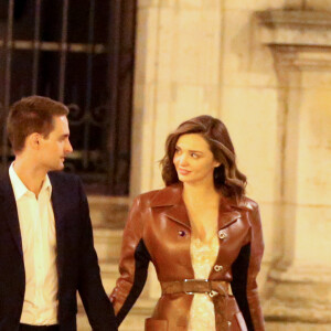 Miranda Kerr et son fiancé Evan Spiegel à la sortie du cocktail du dîner de présentation de la nouvelle collection Vuitton "Masters, Les Grands Maîtres" en collaboration avec Jeff Koons au Louvre à Paris, France, le 11 avril 2017.