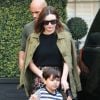 Miranda Kerr à la sortie du dermatologue Epione avec son fils Flynn Bloom à Los Angeles, le 7 avril 2017