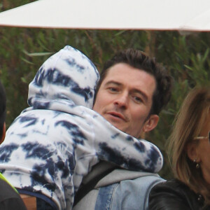 Orlando Bloom et son fils Flynn à la sortie de "Soho House" à Los Angeles, Californie, Etats-Unis, le 5 février 2017.