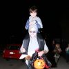 Orlando Bloom et son fils Flynn sont déguisés pour Halloween dans les rues de Malibu, le 31 octobre 2016