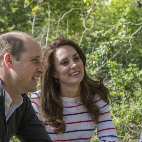 Le prince William, Kate Middleton et le prince Harry en pleine discussion le 19 avril 2017 lors du tournage d'une vidéo (diffusée le 21 avril) pour l'opération Ok To Say de leur campagne Heads Together en faveur de la santé mentale. L'occasion pour William et Harry d'évoquer comme jamais, les yeux dans les yeux, le traumatisme de la mort de leur mère Lady Di.