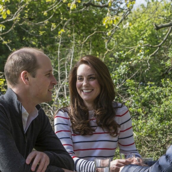 Le prince William, Kate Middleton et le prince Harry en pleine discussion le 19 avril 2017 lors du tournage d'une vidéo (diffusée le 21 avril) pour l'opération Ok To Say de leur campagne Heads Together en faveur de la santé mentale. L'occasion pour William et Harry d'évoquer comme jamais, les yeux dans les yeux, le traumatisme de la mort de leur mère Lady Di.