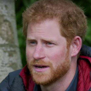 Le prince Harry à coeur ouvert avec son frère sur la mort de sa mère. Le prince William, Kate Middleton et le prince Harry discutant le 19 avril 2017 lors du tournage d'une vidéo (diffusée le 21 avril) pour l'opération Ok To Say de leur campagne Heads Together en faveur de la santé mentale. L'occasion pour William et Harry d'évoquer comme jamais, les yeux dans les yeux, le traumatisme de la mort de leur mère Lady Di.