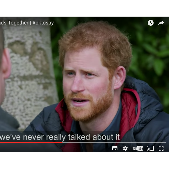 Le prince Harry à coeur ouvert avec son frère sur la mort de sa mère. Le prince William, Kate Middleton et le prince Harry discutant le 19 avril 2017 lors du tournage d'une vidéo (diffusée le 21 avril) pour l'opération Ok To Say de leur campagne Heads Together en faveur de la santé mentale. L'occasion pour William et Harry d'évoquer comme jamais, les yeux dans les yeux, le traumatisme de la mort de leur mère Lady Di.