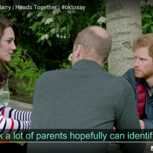 Le prince William, Kate Middleton et le prince Harry discutant le 19 avril 2017 lors du tournage d'une vidéo (diffusée le 21 avril) pour l'opération Ok To Say de leur campagne Heads Together en faveur de la santé mentale. L'occasion pour William et Harry d'évoquer comme jamais, les yeux dans les yeux, le traumatisme de la mort de leur mère Lady Di.