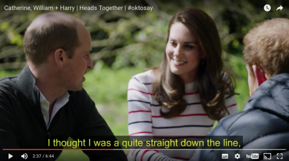 Le prince William, Kate Middleton et le prince Harry discutant le 19 avril 2017 lors du tournage d'une vidéo (diffusée le 21 avril) pour l'opération Ok To Say de leur campagne Heads Together en faveur de la santé mentale. L'occasion pour William et Harry d'évoquer comme jamais, les yeux dans les yeux, le traumatisme de la mort de leur mère Lady Di.