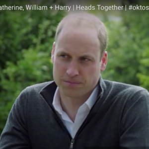 Le prince William, Kate Middleton et le prince Harry discutant le 19 avril 2017 lors du tournage d'une vidéo (diffusée le 21 avril) pour l'opération Ok To Say de leur campagne Heads Together en faveur de la santé mentale. L'occasion pour William et Harry d'évoquer comme jamais, les yeux dans les yeux, le traumatisme de la mort de leur mère Lady Di.