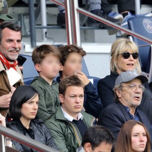 Marina Foïs, Eric Lartigau et leurs enfants Lazare et Georges (devant eux, Patrick Chesnais) - Match de football entre le Psg et Montpellier au Parc des Princes à Paris le 22 avril 2017. © Cyril Moreau/Bestimage