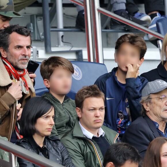 Marina Foïs, Eric Lartigau et leurs enfants Lazare et Georges (devant eux, Patrick Chesnais) - Match de football entre le Psg et Montpellier au Parc des Princes à Paris le 22 avril 2017. © Cyril Moreau/Bestimage