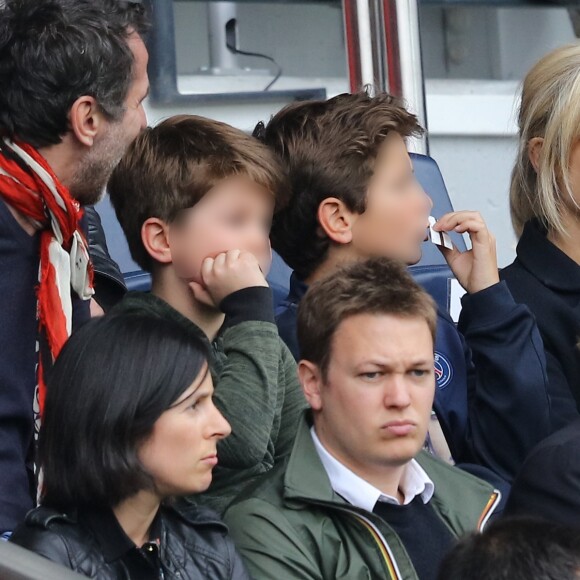 Marina Foïs, Eric Lartigau et leurs enfants Lazare et Georges (devant eux, Patrick Chesnais) - Match de football entre le Psg et Montpellier au Parc des Princes à Paris le 22 avril 2017. © Cyril Moreau/Bestimage