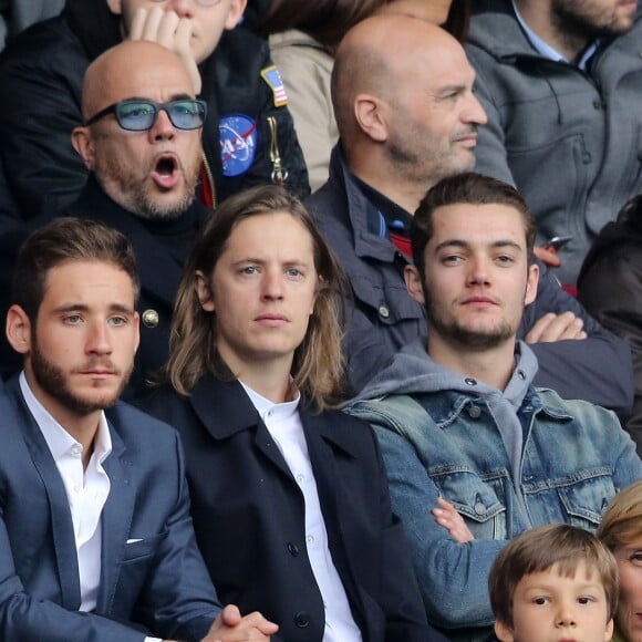 Pascal Obispo, Pierre et Louis Sarkozy - Match de football entre le Psg et Montpellier au Parc des Princes à Paris le 22 avril 2017. © Cyril Moreau/Bestimage