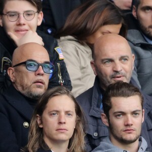 Pascal Obispo, Pierre et Louis Sarkozy - Match de football entre le Psg et Montpellier au Parc des Princes à Paris le 22 avril 2017. © Cyril Moreau/Bestimage