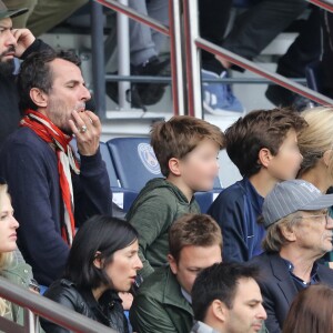 Marina Foïs, Eric Lartigau et leurs enfants Lazare et Georges (devant eux, Patrick Chesnais) - Match de football entre le Psg et Montpellier au Parc des Princes à Paris le 22 avril 2017. © Cyril Moreau/Bestimage