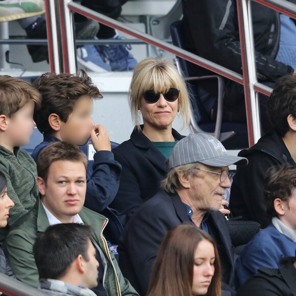 Marina Foïs, Eric Lartigau et leurs enfants Lazare et Georges (devant eux, Patrick Chesnais) - Match de football entre le Psg et Montpellier au Parc des Princes à Paris le 22 avril 2017. © Cyril Moreau/Bestimage