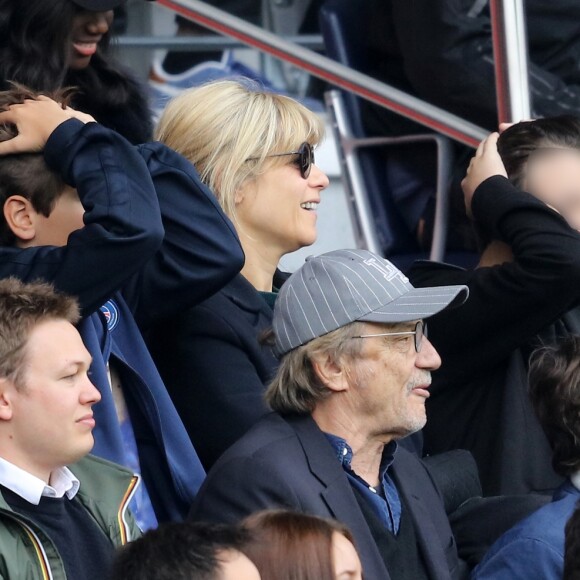 Marina Foïs, Eric Lartigau et leurs enfants Lazare et Georges (devant eux, Patrick Chesnais) - Match de football entre le Psg et Montpellier au Parc des Princes à Paris le 22 avril 2017. © Cyril Moreau/Bestimage