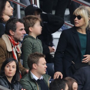 Marina Foïs, Eric Lartigau et leurs enfants Lazare et Georges (devant eux, Patrick Chesnais) - Match de football entre le Psg et Montpellier au Parc des Princes à Paris le 22 avril 2017. © Cyril Moreau/Bestimage