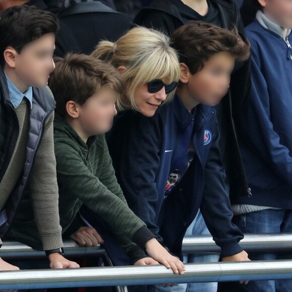 Marina Foïs et ses enfants Lazare et Georges - Match de football entre le Psg et Montpellier au Parc des Princes à Paris le 22 avril 2017. © Cyril Moreau/Bestimage