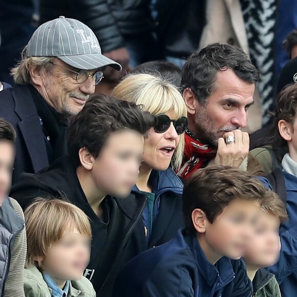 Marina Foïs, Eric Lartigau et leurs enfants Lazare et Georges, Patrick Chesnais - Match de football entre le Psg et Montpellier au Parc des Princes à Paris le 22 avril 2017. © Cyril Moreau/Bestimage