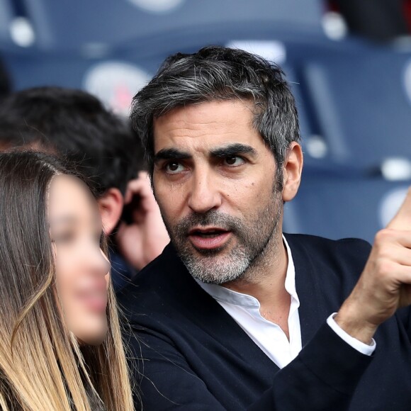 Ary Abittan et l'une de ses filles - Match de football entre le Psg et Montpellier au Parc des Princes à Paris le 22 avril 2017. © Cyril Moreau/Bestimage